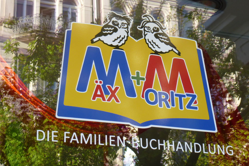 Logo im Schaufenster der Buchhandlung Mäx+Moritz in Baden-Baden