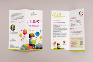 Aufgeschlagener Flyer, Vorder- und Rückseite, zum Thema Literacy
