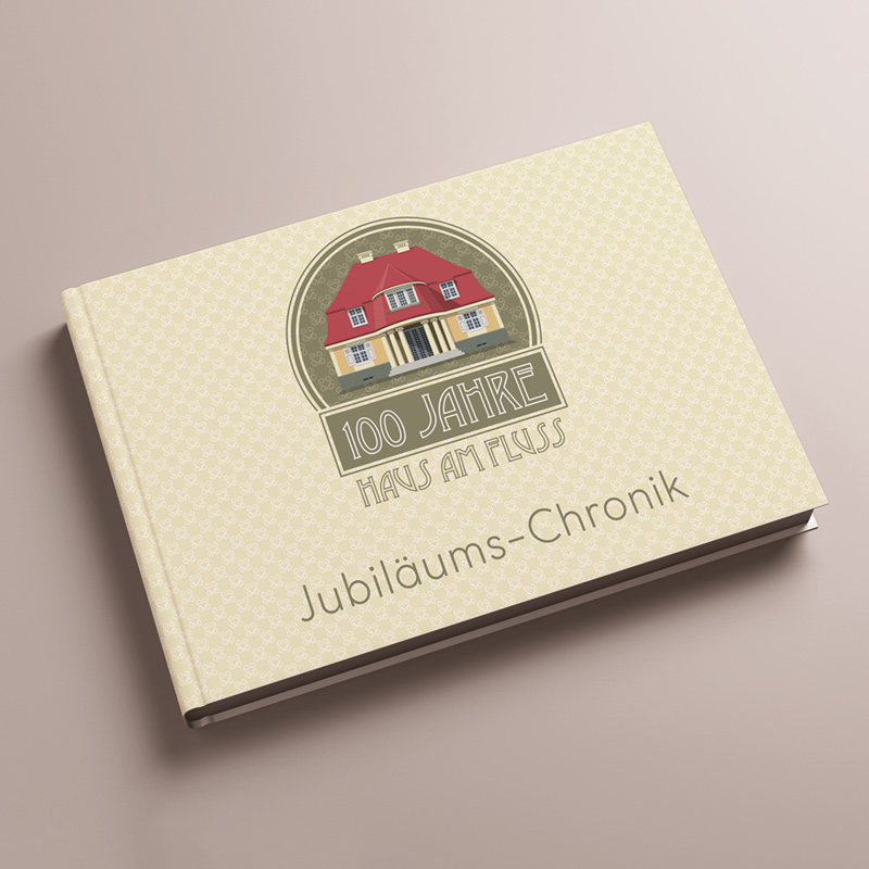 Jubiläums-Chronik als Buch mit Architektur-Illustration und Titel „100 Jahre Haus am Fluss“ – Design: Isabel Gewecke.