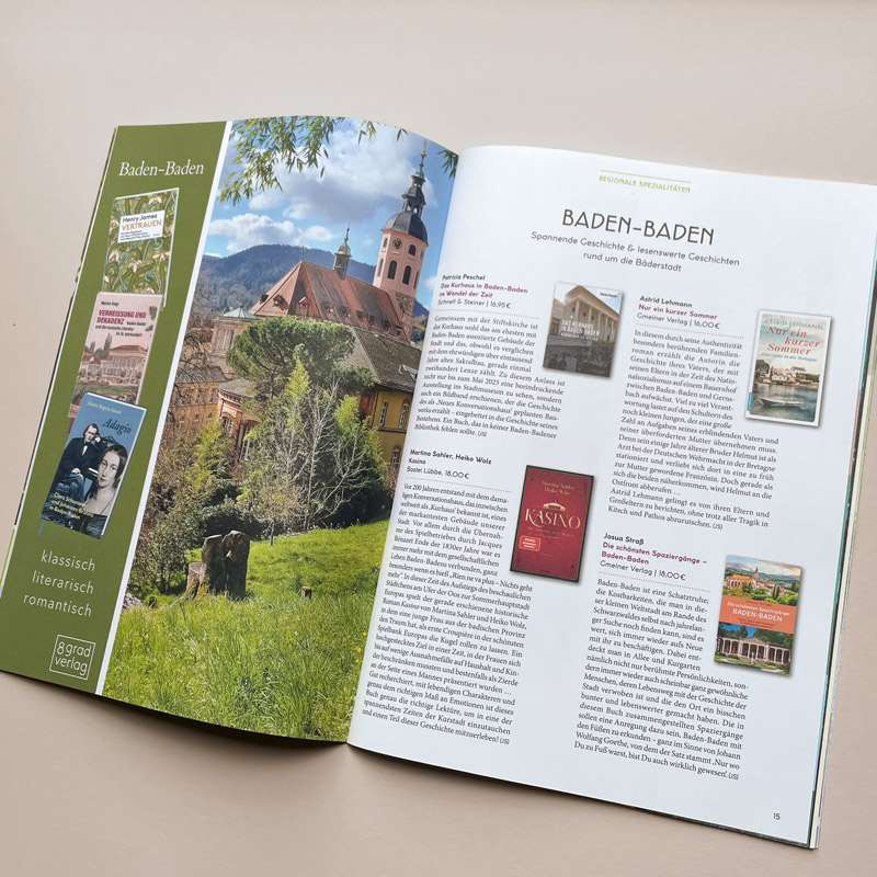 Aufgeschlagenes Heft mit Doppelseite über Baden-Baden und literarische Empfehlungen – Design: Isabel Gewecke.
