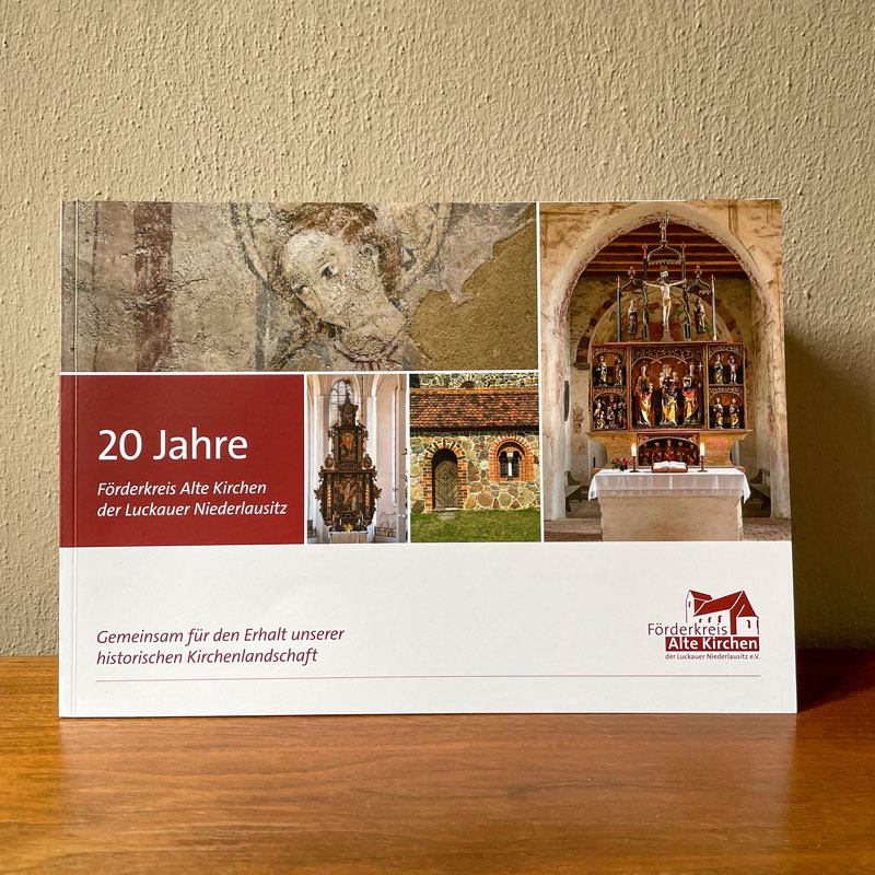Broschüre „20 Jahre Förderkreis Alte Kirchen“ mit Kirchenmotiven und rotem Titelstreifen – Design: Isabel Gewecke.
