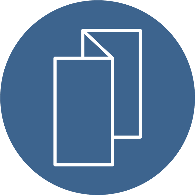 Piktogramm eines aufgeklappten Flyers mit klaren Linien auf rundem, mittelblauem Hintergrund – Design: Isabel Gewecke.