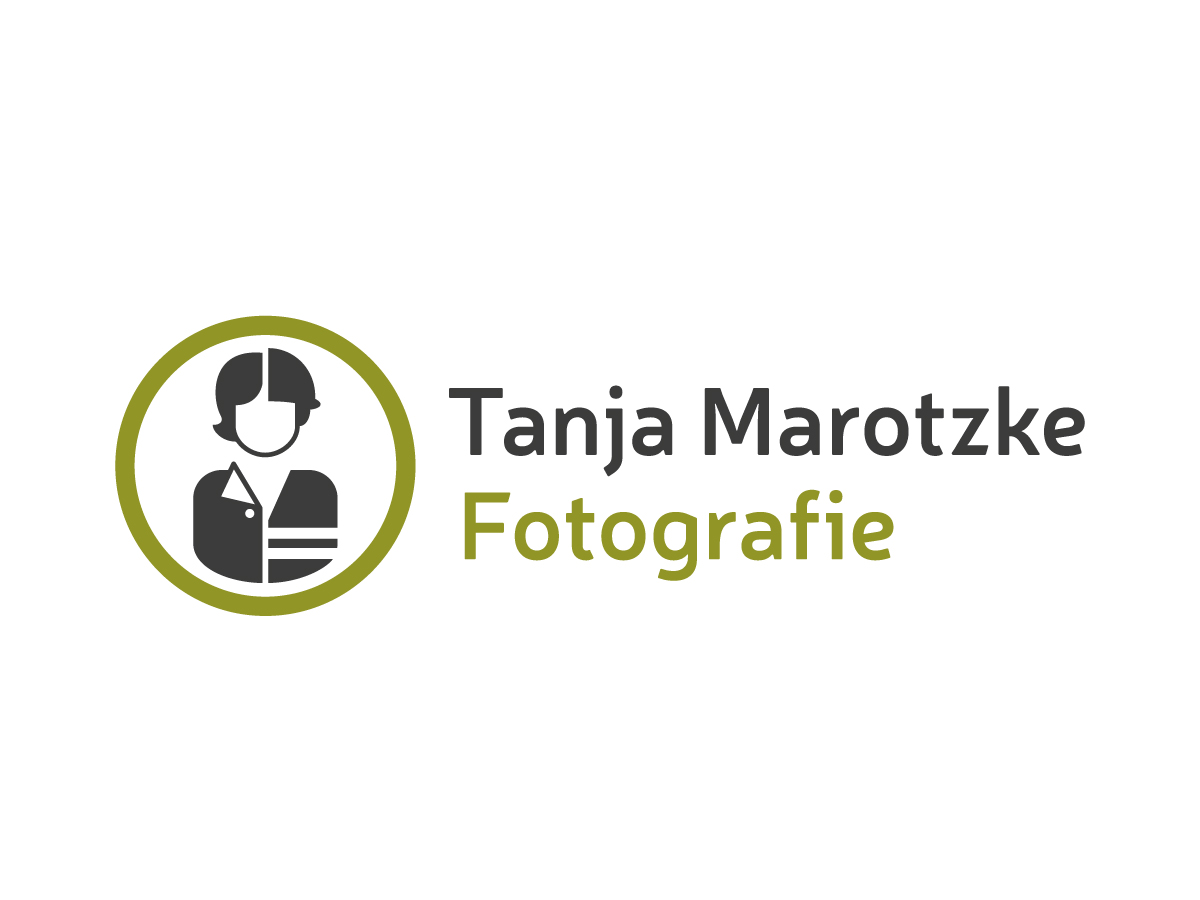 Logo „Tanja Marotzke Fotografie“ mit stilisierter Figur im Kreis und grünem Schriftzug – Design: Isabel Gewecke.