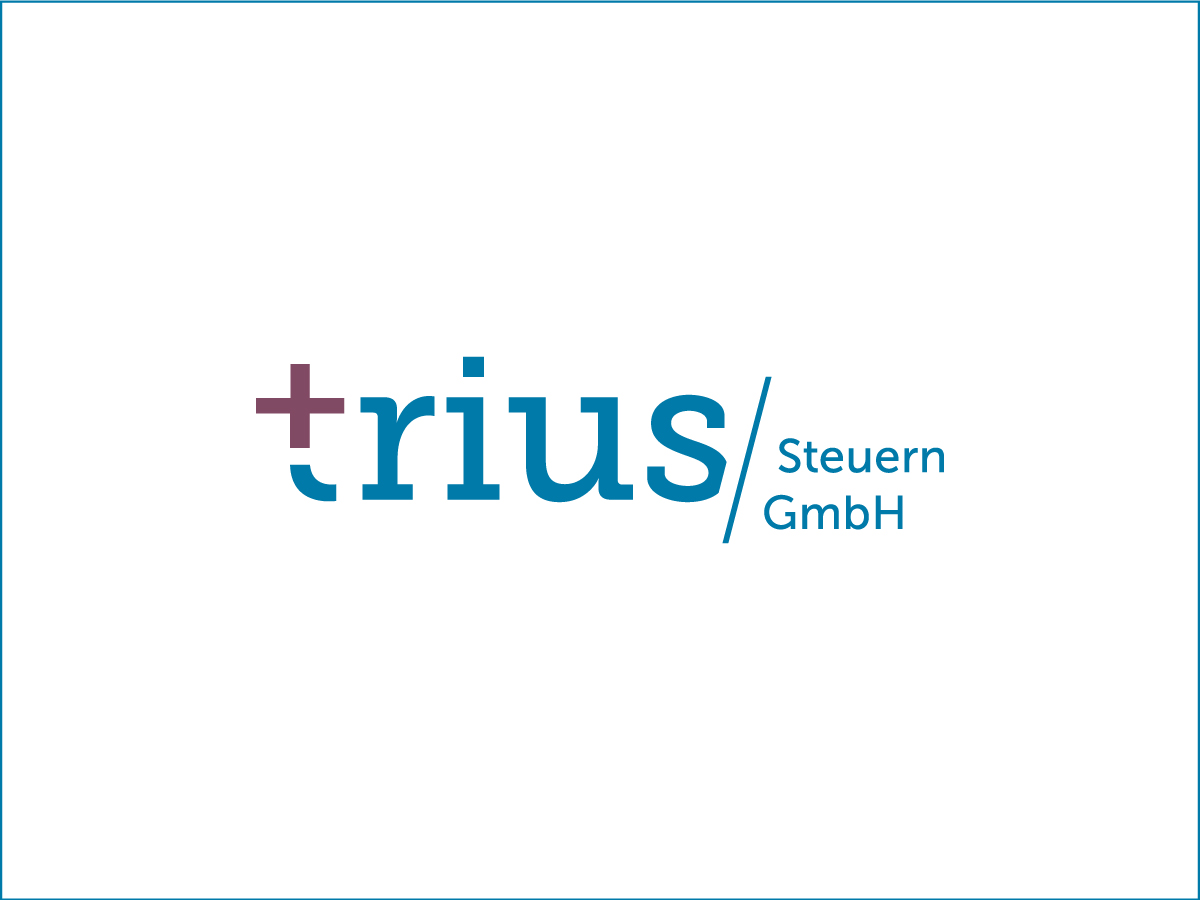 Logo der trius Steuern GmbH mit markantem Pluszeichen und Schrägstrich – Design: Isabel Gewecke.