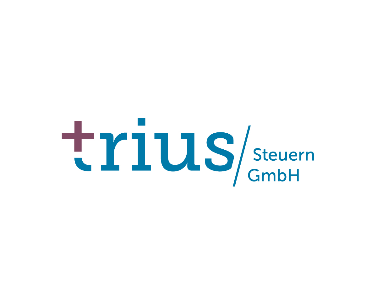 Logo der trius Steuern GmbH mit markantem Pluszeichen und Schrägstrich – Design: Isabel Gewecke.