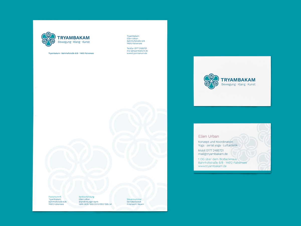 Briefpapier und Visitenkarten für Tryambakam mit floralem Logo und klarer Typografie – Design: Isabel Gewecke.