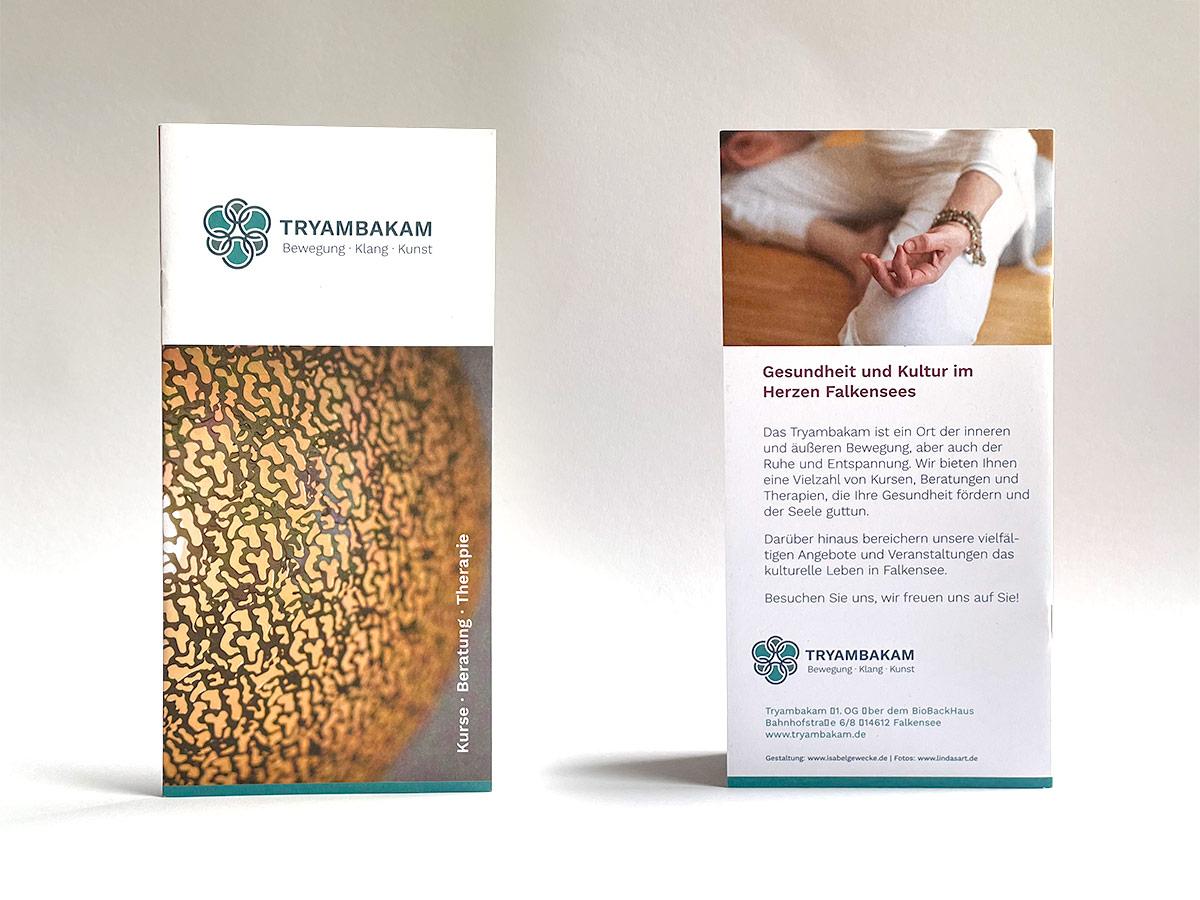Tryambakam-Flyer mit Logo und Fotomotiven zu Kursen, Beratung und Therapie – Design: Isabel Gewecke.
