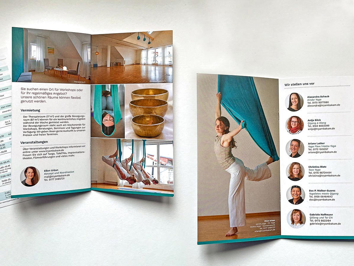Innenansicht des Flyers mit Raumfotos, Aerial Yoga und Teamvorstellung von Tryambakam – Design: Isabel Gewecke.