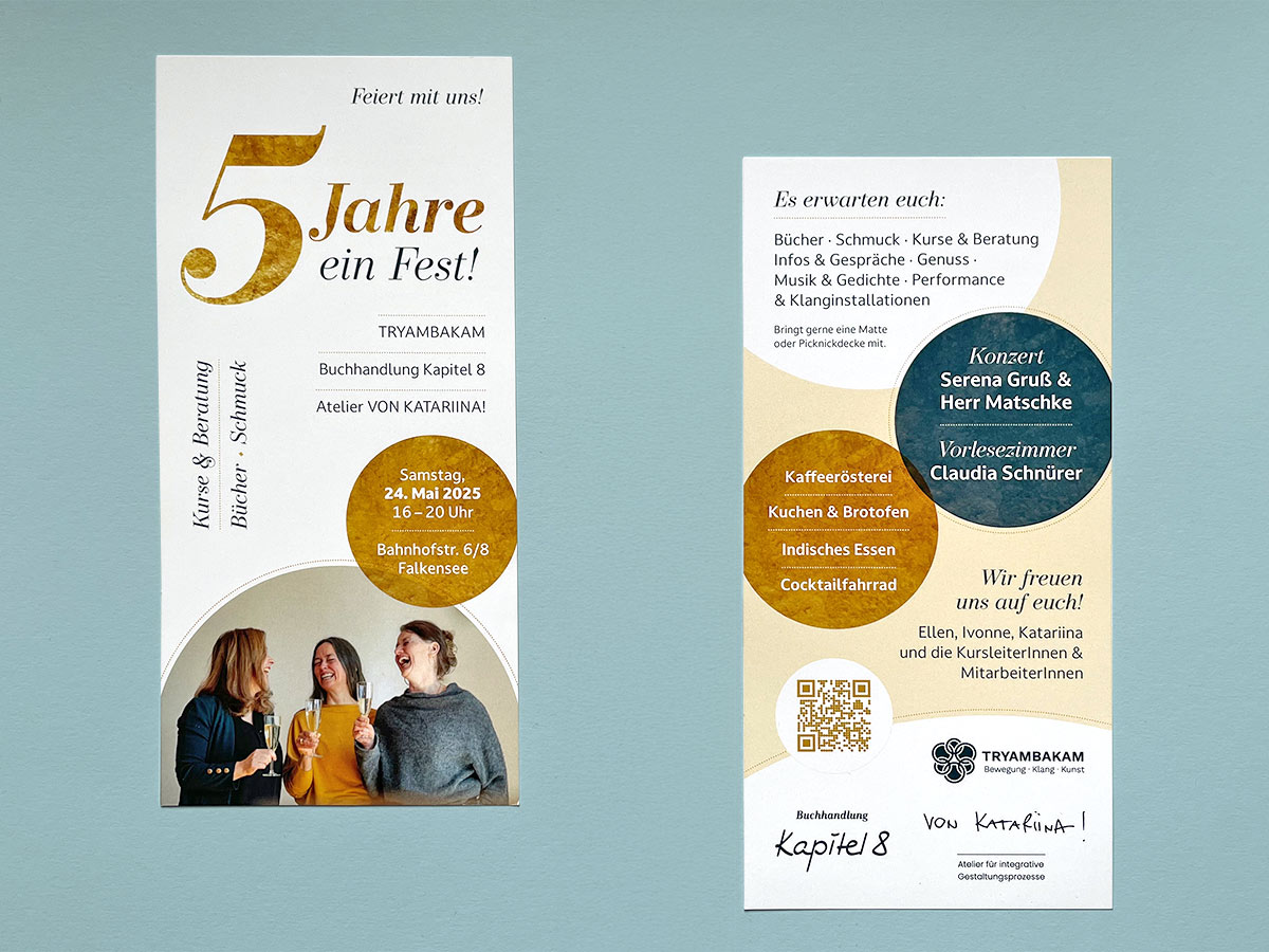 Flyer zum Jubiläum von Tryambakam, Kapitel 8 und von Katariina – Design: Isabel Gewecke.