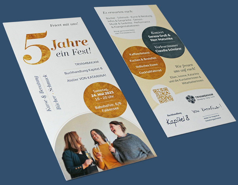 Einladungsgestaltung zum Jubiläum von Tryambakam, Kapitel 8 und von Katariina – Design: Isabel Gewecke.