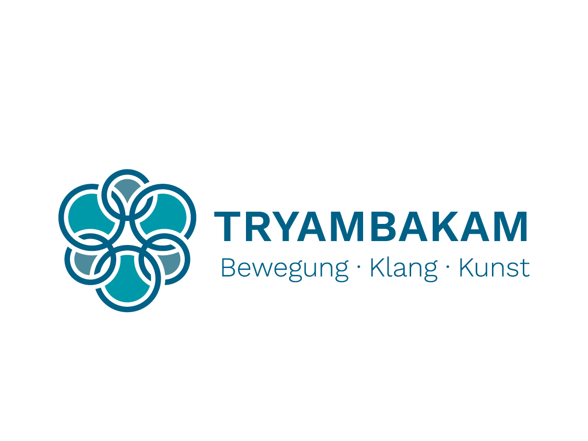 Logo Tryambakam mit floralem Ornament und Schriftzug „Bewegung · Klang · Kunst“ – Design: Isabel Gewecke.