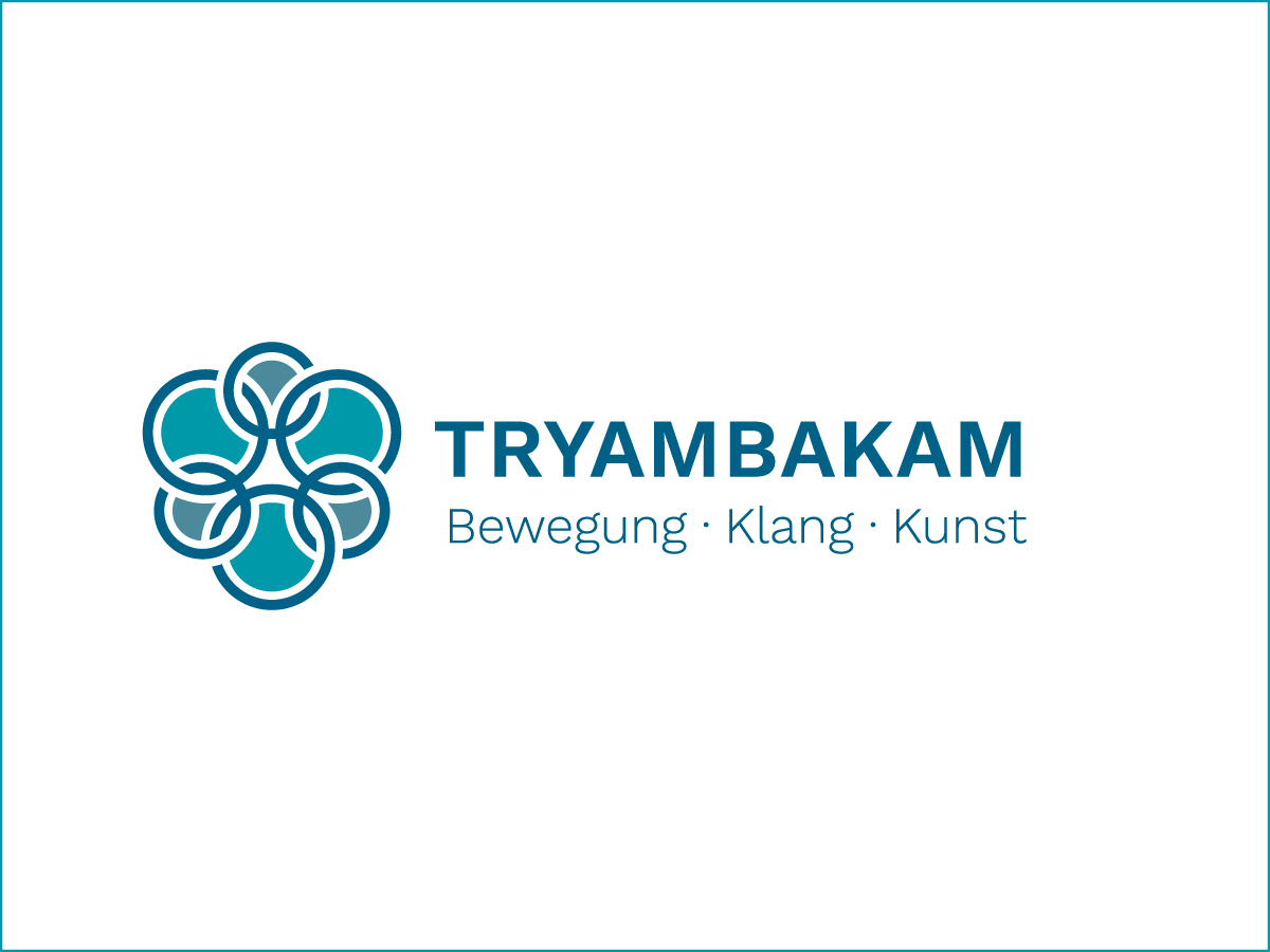 Logo Tryambakam mit verschlungenem Symbol und Claim „Bewegung · Klang · Kunst“ – Design: Isabel Gewecke.