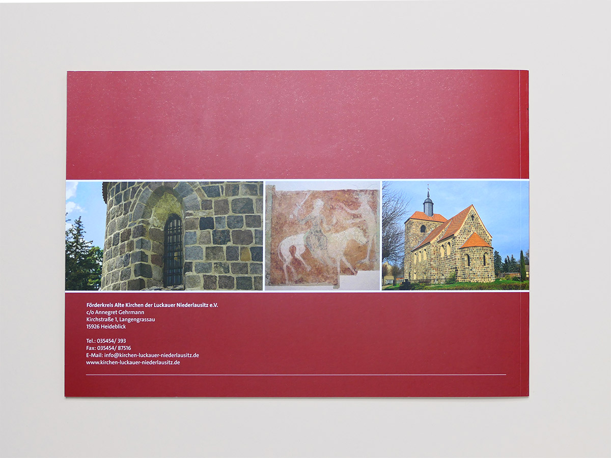 Rote Broschürenrückseite mit Kirchenfoto, Wandmalerei und Kontaktangaben. Design: Isabel Gewecke