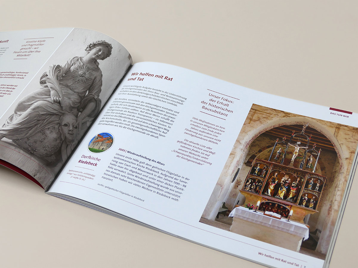 Doppelseite mit Altarfoto und Skulptur, Text und Bilddetails. Design: Isabel Gewecke