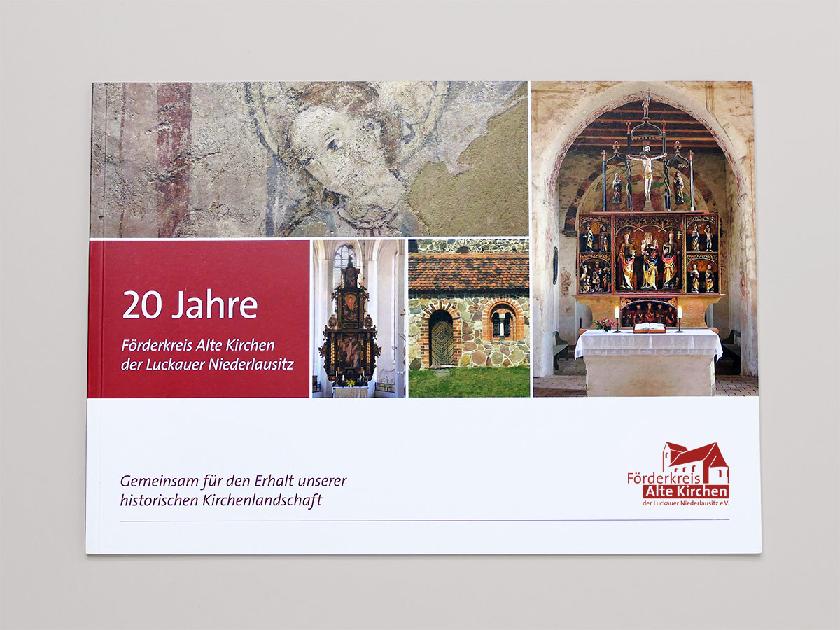 Broschüre „20 Jahre Förderkreis Alte Kirchen“ mit Kirchenmotiven und rotem Logo. Design: Isabel Gewecke