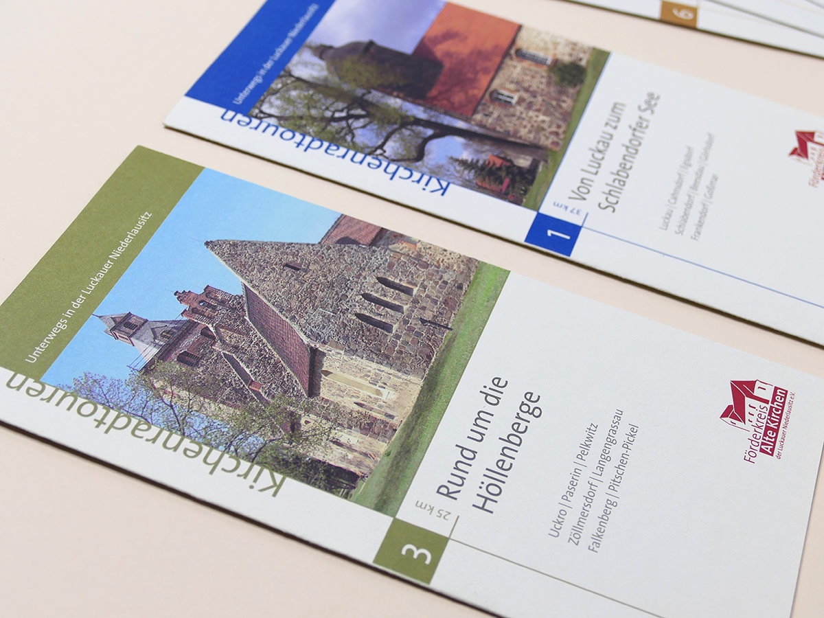 Detailansicht zweier Kirchenradtouren-Flyer mit Fotos von Dorfkirchen und Farbleisten. Design: Isabel Gewecke