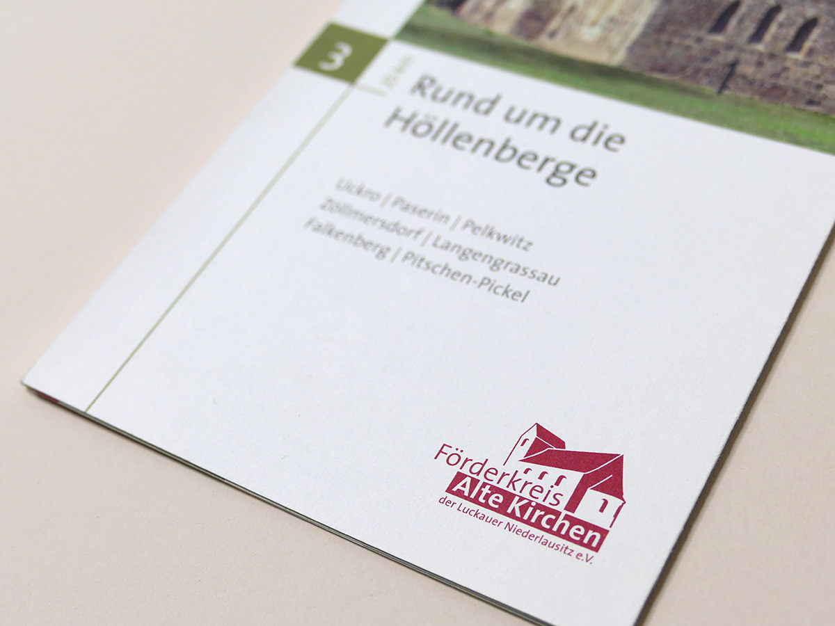 Detailaufnahme Kirchenradtouren-Flyer „Rund um die Höllenberge“ mit Streckenorten und rotem Kirchenlogo. Design: Isabel Gewecke