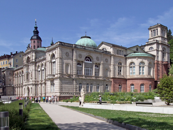 Friedrichsbad in Baden-Baden, prachtvoller Bau mit Kuppel, mit Weg und Stiftskirche. Foto: Gerd Eichmann, wikimedia commons