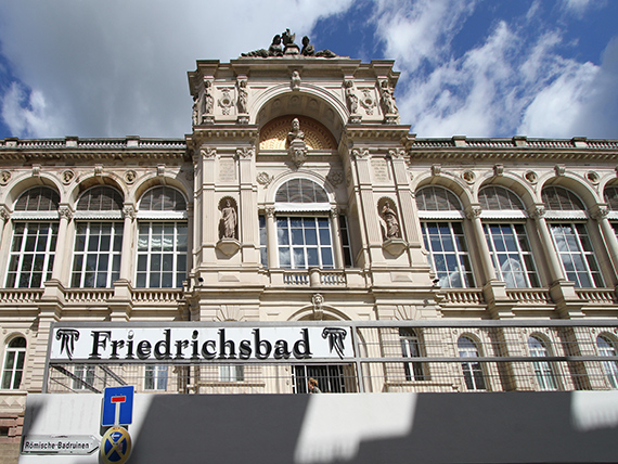 Hauptassade des Friedrichsbads in Baden-Bade mit Figuren und Eingang. Foto: Gerd Eichmann, wikimedia commons
