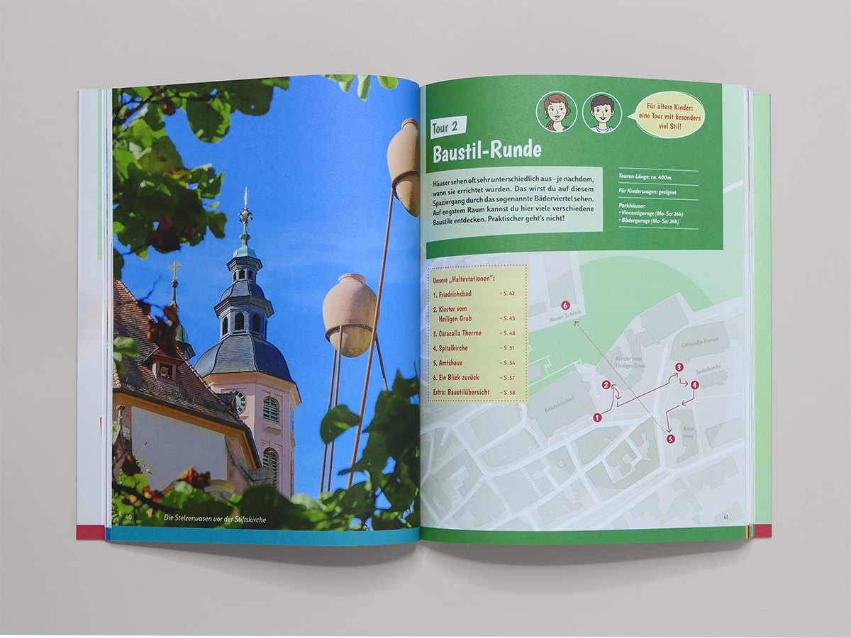 Doppelseite zum Stadtspaziergang „Baustil-Runde“ mit Stiftskirche, Streckenkarte und Stationen. Design: Isabel Gewecke