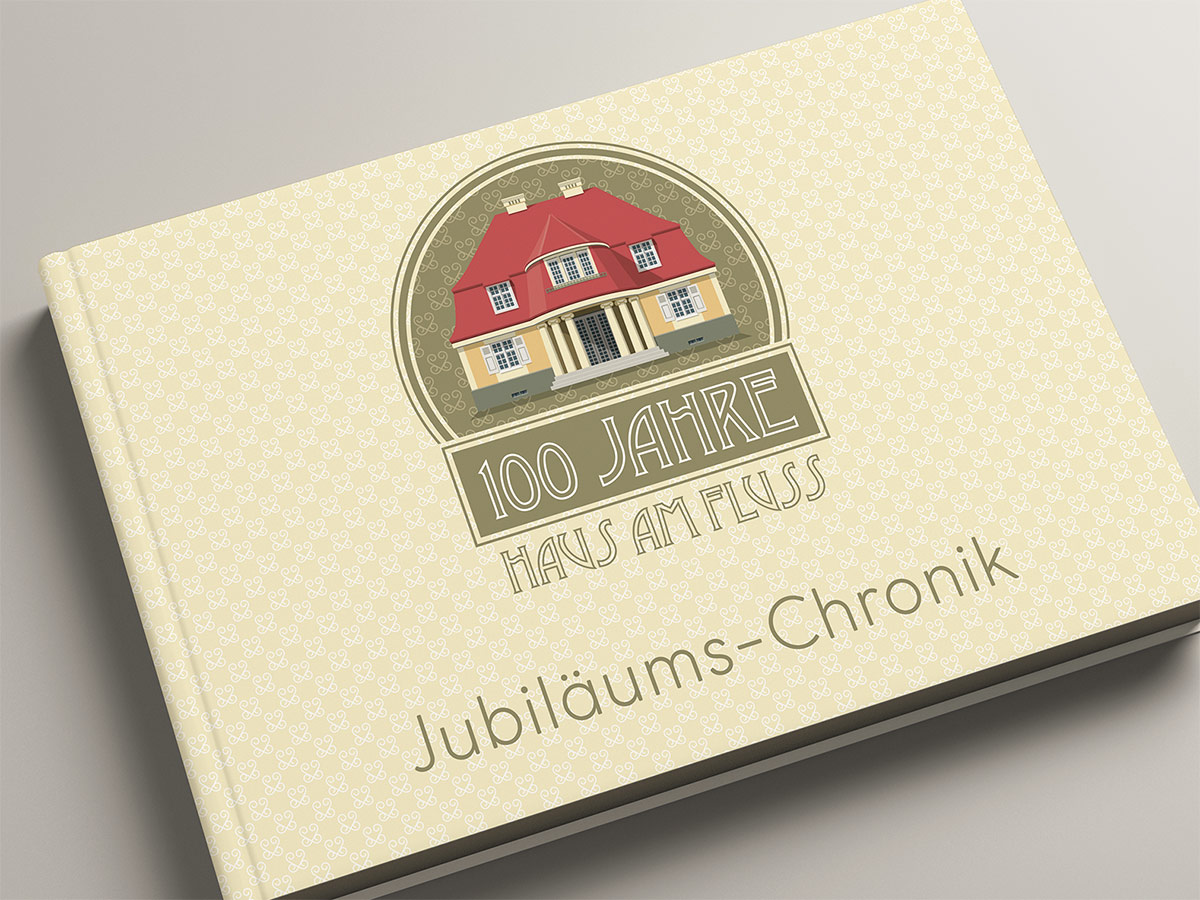 Jubiläums-Chronik „100 Jahre Haus am Fluss“ mit illustrierter Säulenvilla auf hell gemustertem Hardcover. Design: Isabel Gewecke