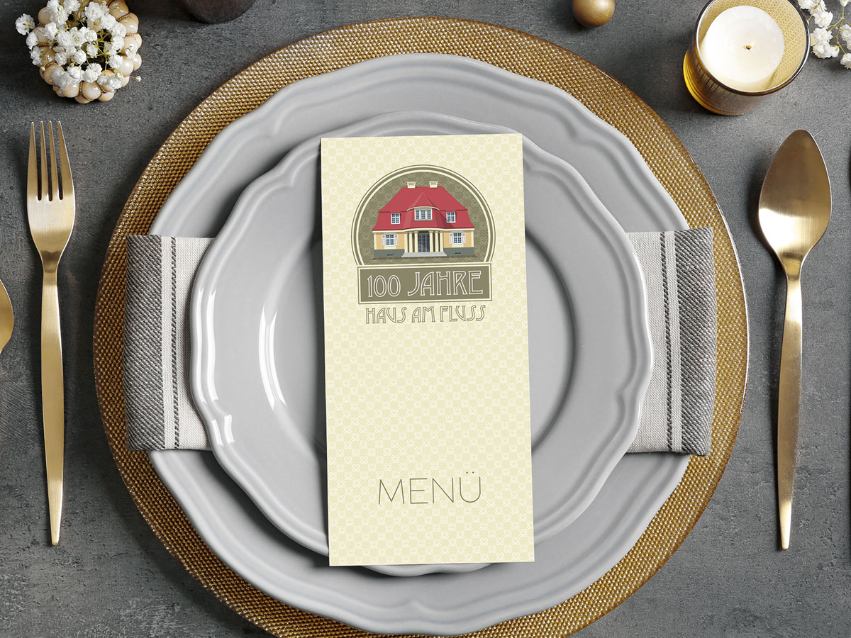 Menükarte „100 Jahre Haus am Fluss“ auf edel gedecktem Teller, Motiv mit Säulenvilla. Design: Isabel Gewecke