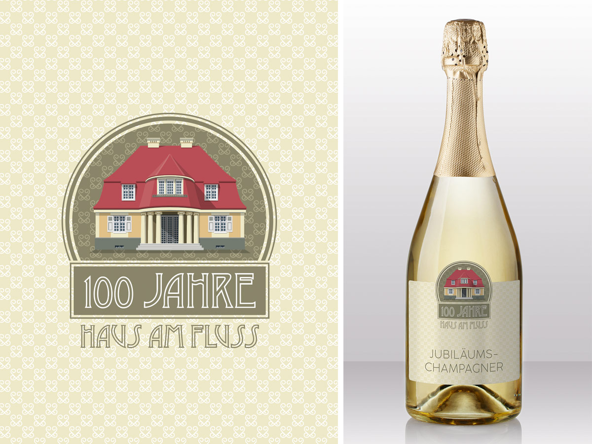 Jubiläumslogo „100 Jahre Haus am Fluss“ und Flasche Champagner mit passendem Etikett. Design: Isabel Gewecke