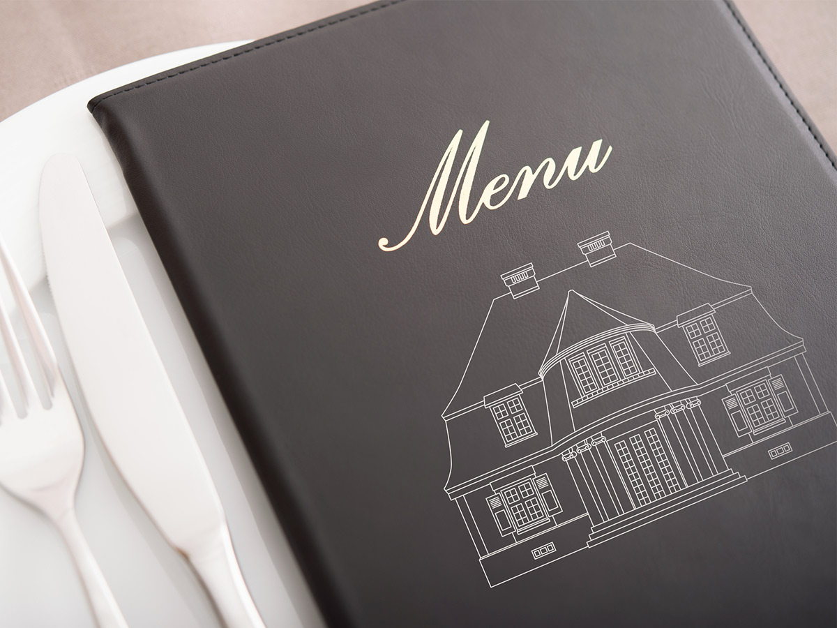 Edle schwarze Menükarte mit goldener Schrift und Hauskontur als Illustration. Design: Isabel Gewecke