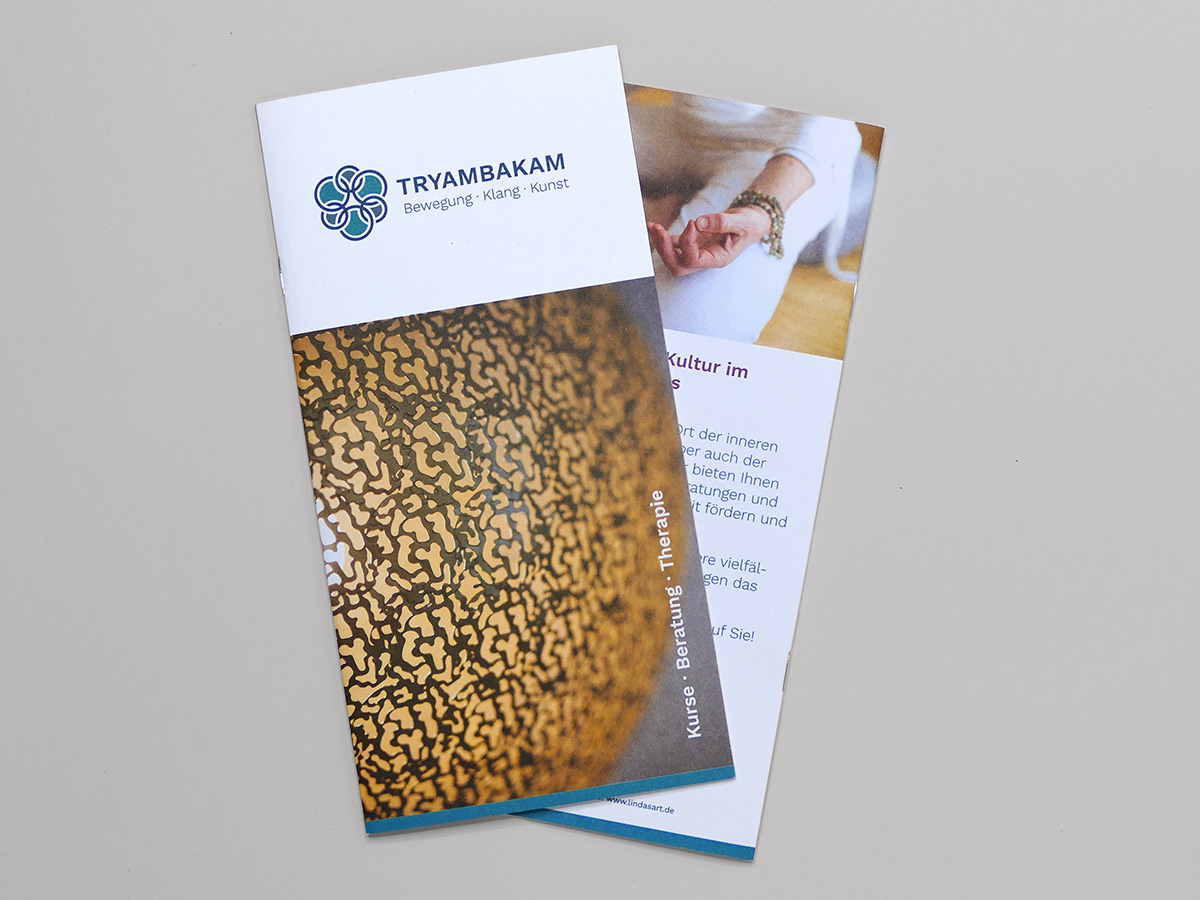 Tryambakam-Flyer mit Logo und Fotomotiven, Vorder- und Rückseite – Design: Isabel Gewecke.