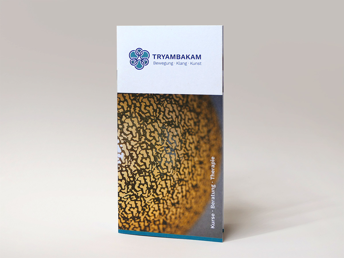 Tryambakam-Flyer mit Logo und Fotomotiven zu Kursen, Beratung und Therapie – Design: Isabel Gewecke.