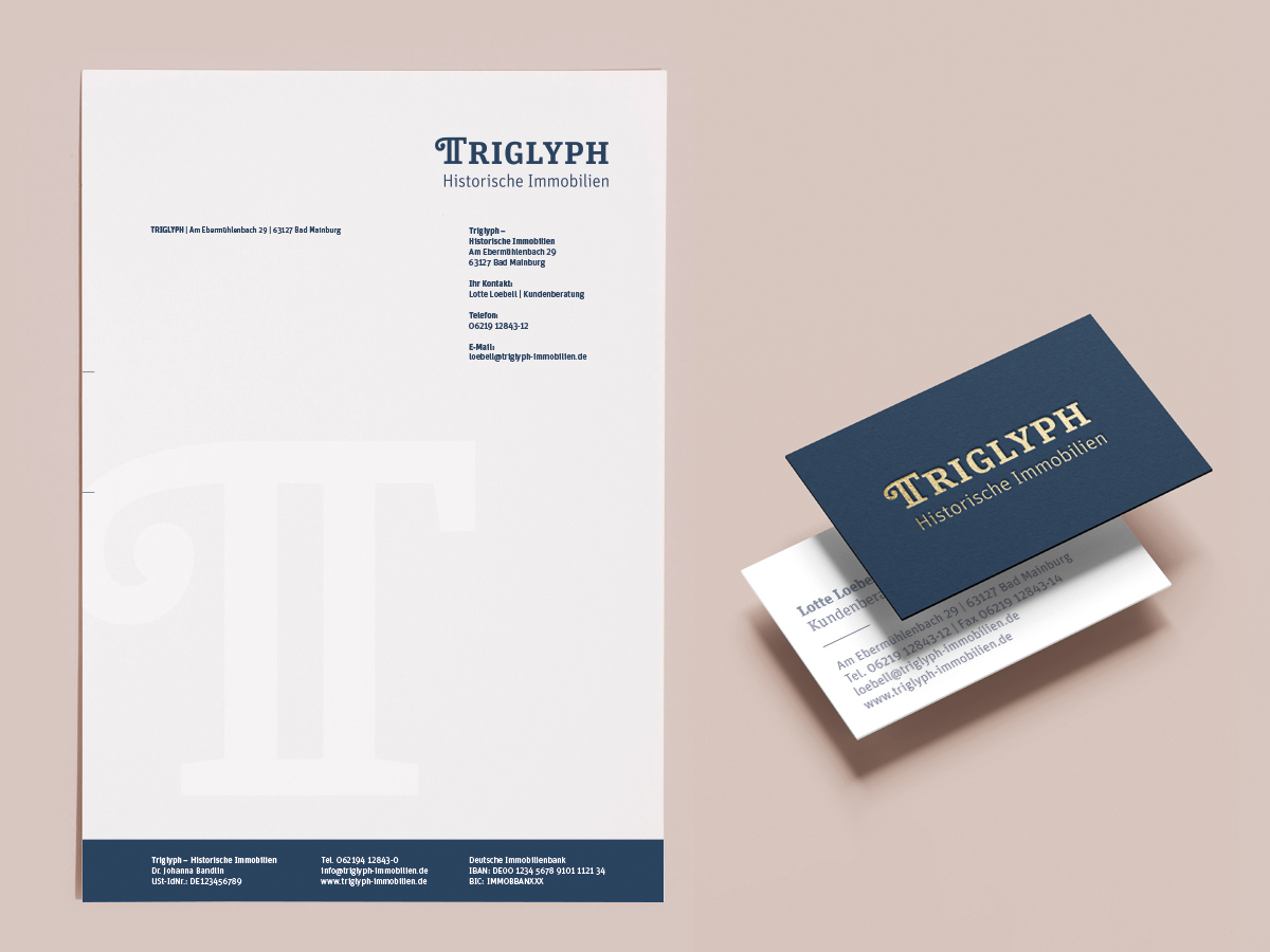 Briefbogen und Visitenkarten im dunkelblau-goldenen Corporate Design für „Triglyph Immobilien“. Design: Isabel Gewecke