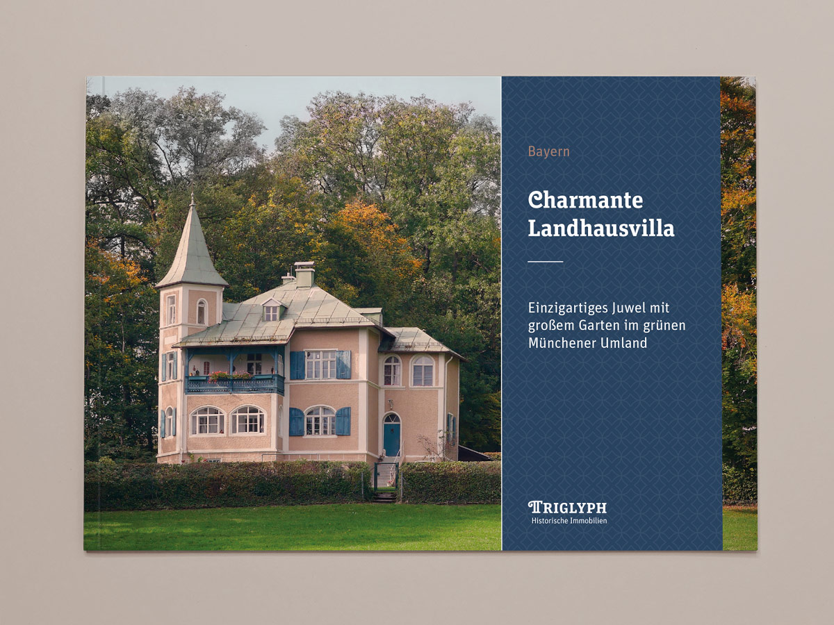 Exposé-Titel mit Foto einer Landhausvilla in Bayern und dunkelblauer Infoleiste rechts. Design: Isabel Gewecke