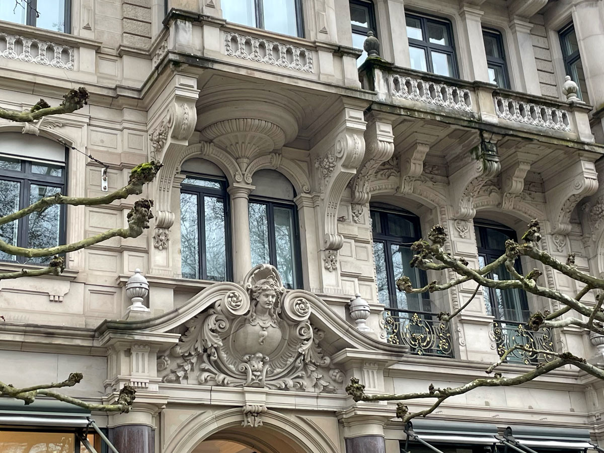 Historische Fassade des Wohn- und Geschäftshauses Goldenes Kreuz mit reich verziertem Portal – Isabel Gewecke