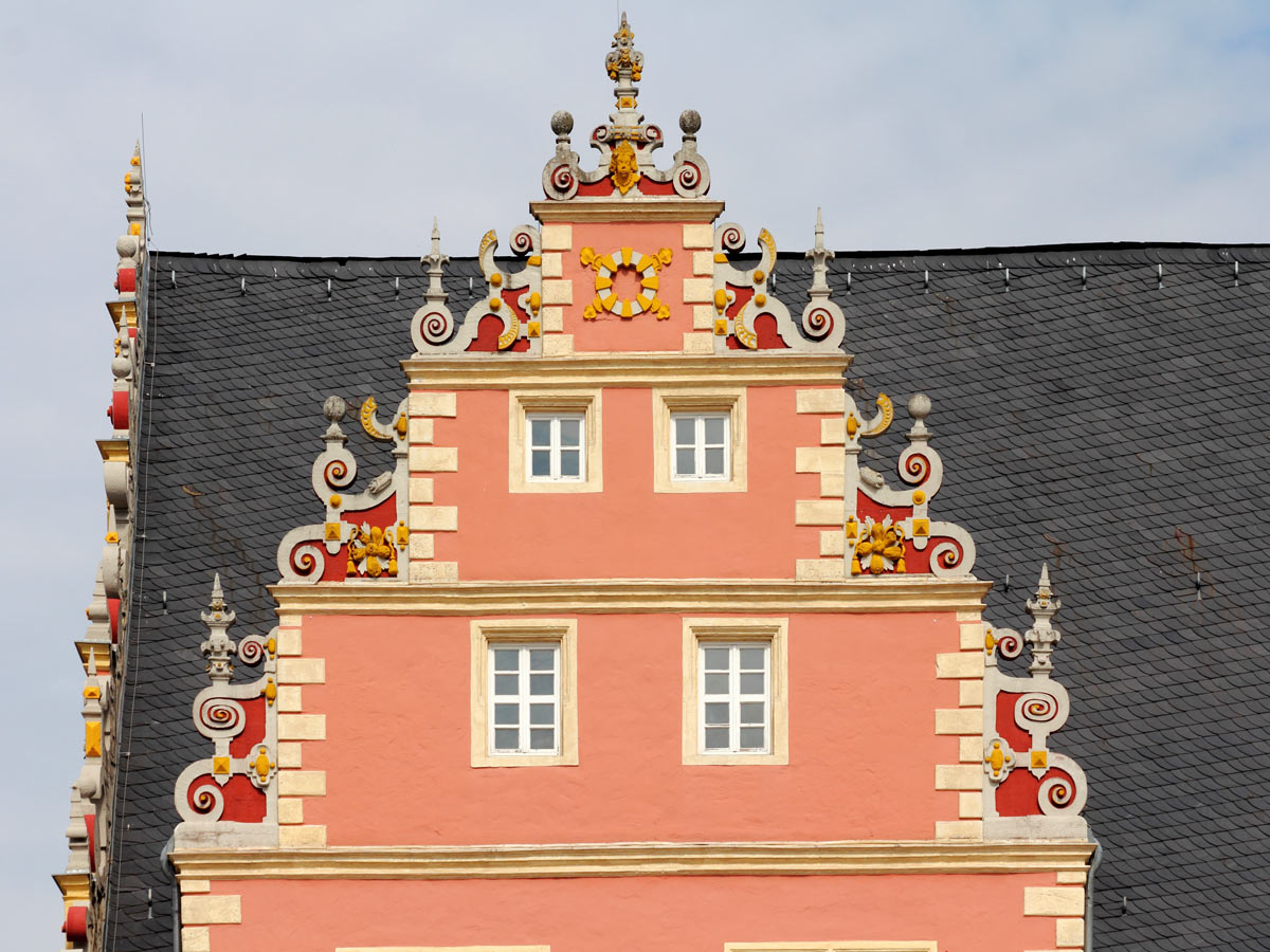 Schmuckreiche Giebelfassade des Zeughauses in Wolfenbüttel mit Voluten und Fenstern – Isabel Gewecke